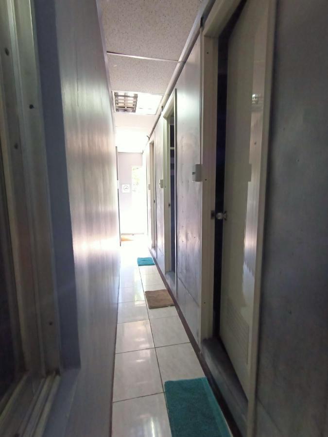 Sean'S Boat Hostel Manila Exterior photo