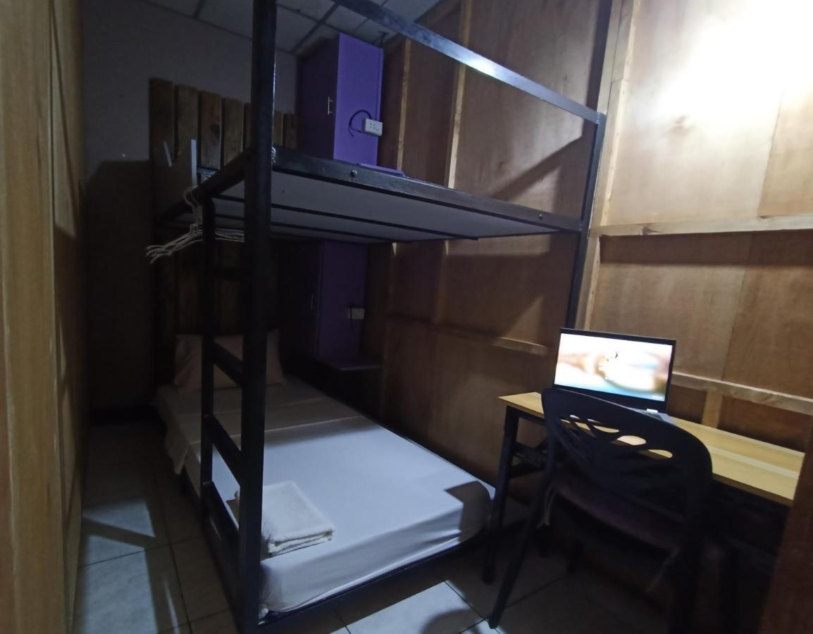 Sean'S Boat Hostel Manila Exterior photo