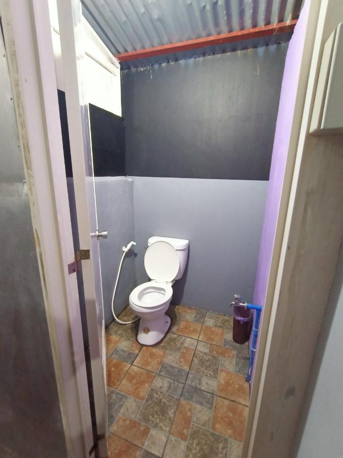 Sean'S Boat Hostel Manila Exterior photo